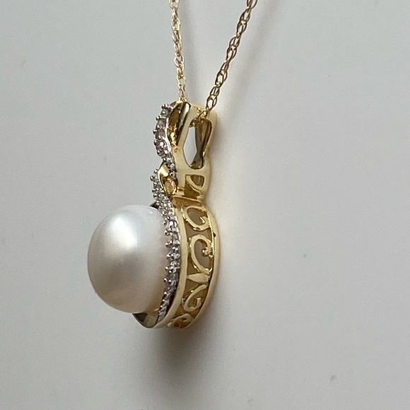 10K Yellow Gold 8mm Cultured Pearl and 0.06ct twt Diamond Pendant with Chain NEW - Picture 5 of 10